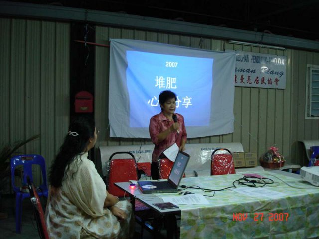 Ahli majlis Cecilia Wong memberi ceramah membuat kompos di Taman Riang pada 27 Nov. 2007.
